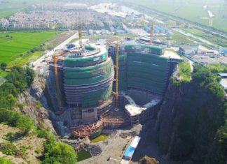Unul dintre cele mai frumoase hoteluri din lume, construit într-o carieră de piatră. Are propriul lac unde poţi naviga, cascade spectaculoase şi o pădure în loc de acoperiş