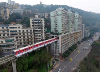 Locul unde TRENUL trece printr-un bloc de apartamente cu 19 etaje