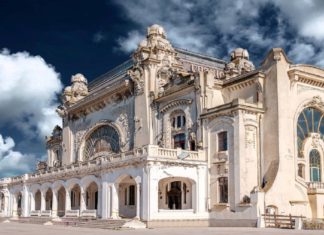 Fascinanta poveste a Cazinoului din Constanţa, clădirea cu trei fundaţii, unde se destrămau vieţi într-o clipită. De ce se zice că simbolul oraşului este bântuit.