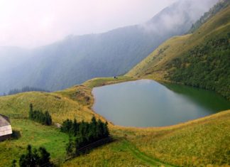 Lacul fără fund din România. Aici îşi aruncau oamenii, bogăţiile de frica cotropitorilor