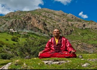 Povestea călugărilor tibetani care pot sta pe un ou fără să-l spargă