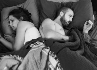 Un fotograf a șters smartphone-urile din peisaj pentru a ne arăta cât de CIUDATĂ și plină de SINGURĂTATE este lumea noastră