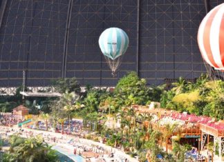 Cum arată și unde se află cel mai mare parc acvatic de interior din lume. Este atât de mare încât poți face o plimbare cu balonul cu aer cald!