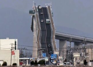 Nu, nu este un roller coaster! Este un pod în Japonia