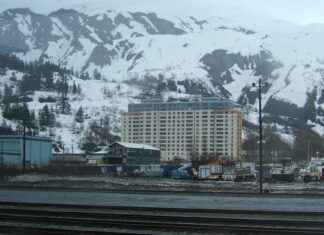 Orașul Whittier – Locul unde toată lumea locuiește sub același acoperiș.