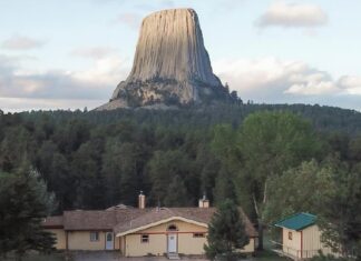 Turnul Diavolilor – Ciudățenia geologică care atrage vizitatori din întreaga lume