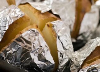 5 Riscuri pentru sănătate ale gătitului cu folie de aluminiu