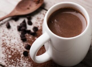Apa caldă cu pudră de cacao nu este doar o simplă băutură, ci un Superaliment: 5 Beneficii puțin cunoscute ale acestui Superaliment Amazonian